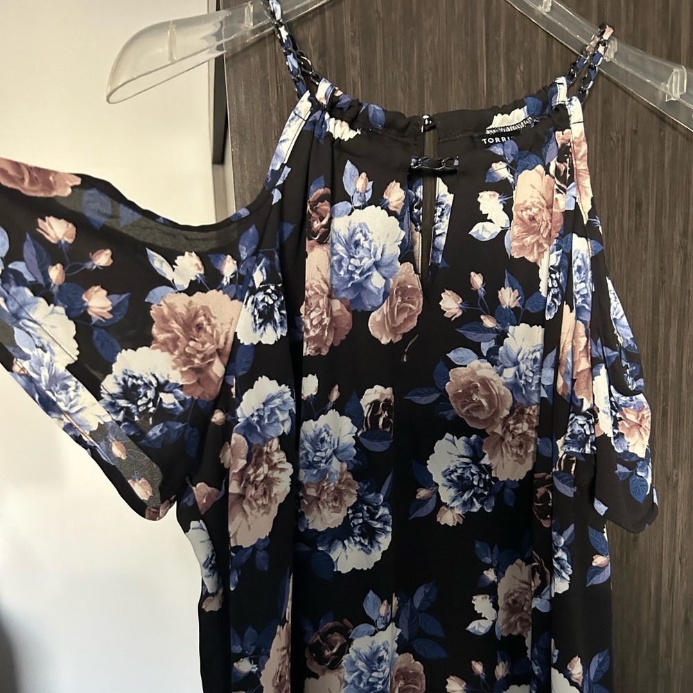 Cap sleeve silk torrid dress shirt. Worn  once. Practically new.